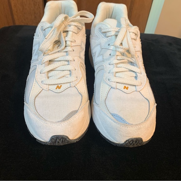 New Balance 2002R Women Size 8.5 US / Men 7 US - Picture 3 of 10